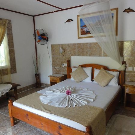 Rising Sun Guest House La Digue Bagian luar foto