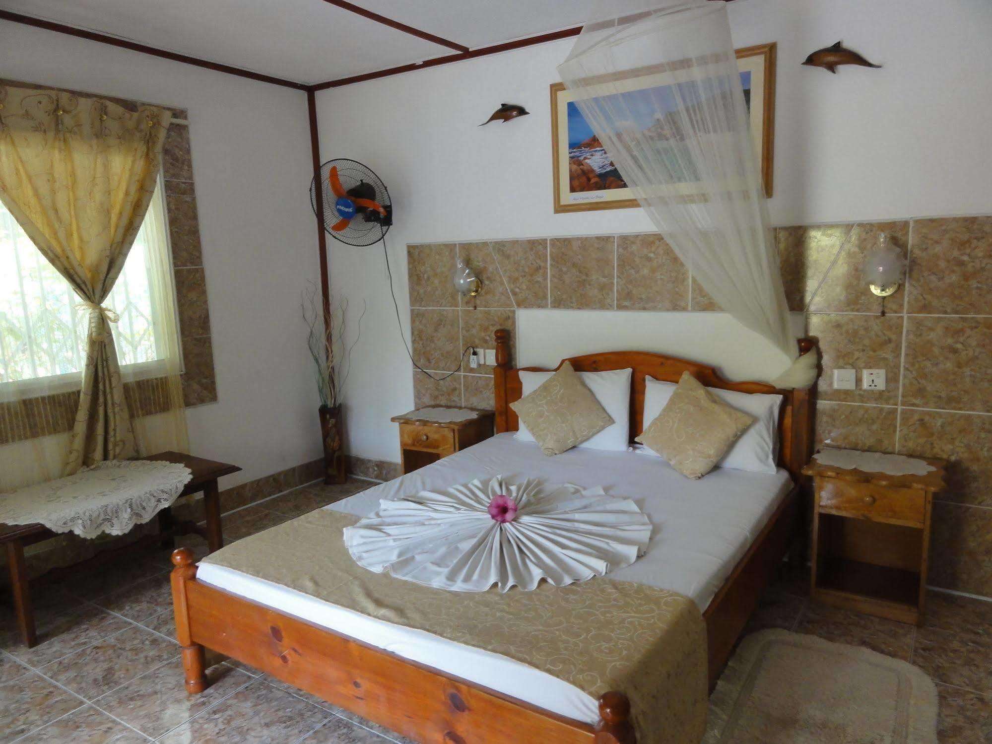 Rising Sun Guest House La Digue Bagian luar foto